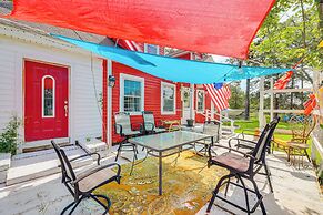Cozy Cottage w/ Deck, 9 Mi to Downtown Beaufort!