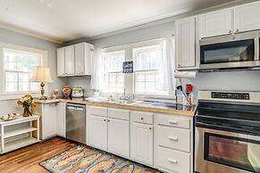Cozy Cottage w/ Deck, 9 Mi to Downtown Beaufort!