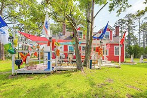 Cozy Cottage w/ Deck, 9 Mi to Downtown Beaufort!