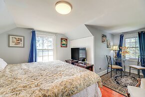 Cozy Cottage w/ Deck, 9 Mi to Downtown Beaufort!