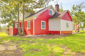 Cozy Cottage w/ Deck, 9 Mi to Downtown Beaufort!