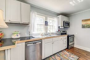 Cozy Cottage w/ Deck, 9 Mi to Downtown Beaufort!