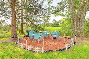 Cozy Cottage w/ Deck, 9 Mi to Downtown Beaufort!