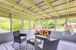 18 Mi to Dtwn Atlanta: Pet-friendly Home w/ Yard!