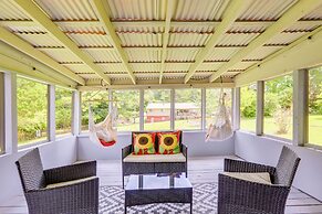 18 Mi to Dtwn Atlanta: Pet-friendly Home w/ Yard!