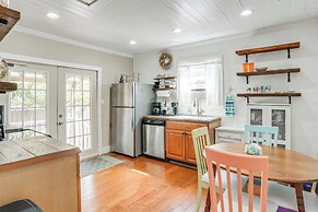 1 Mi to Beach: Colorful Cottage in Galveston!