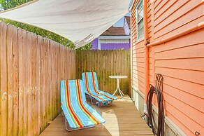 1 Mi to Beach: Colorful Cottage in Galveston!