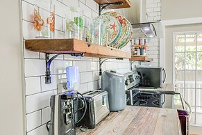 1 Mi to Beach: Colorful Cottage in Galveston!