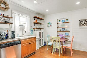 1 Mi to Beach: Colorful Cottage in Galveston!