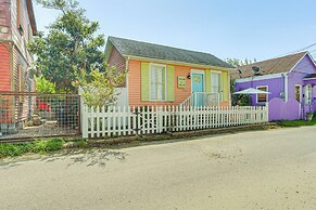 1 Mi to Beach: Colorful Cottage in Galveston!