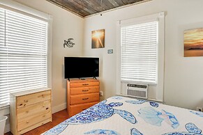 1 Mi to Beach: Colorful Cottage in Galveston!