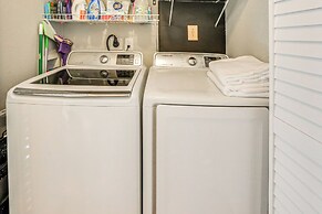 1 Mi to Beach: Colorful Cottage in Galveston!