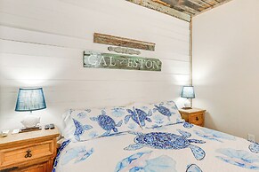 1 Mi to Beach: Colorful Cottage in Galveston!