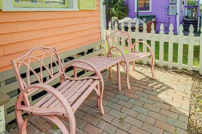 1 Mi to Beach: Colorful Cottage in Galveston!