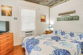 1 Mi to Beach: Colorful Cottage in Galveston!