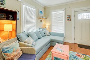 1 Mi to Beach: Colorful Cottage in Galveston!