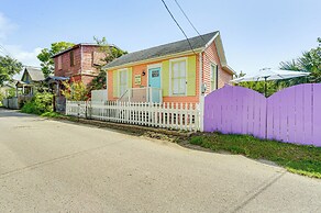 1 Mi to Beach: Colorful Cottage in Galveston!