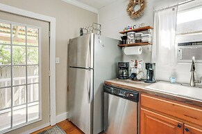 1 Mi to Beach: Colorful Cottage in Galveston!