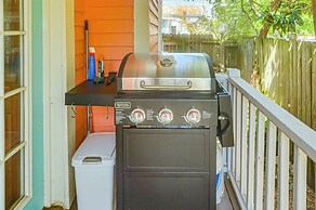 1 Mi to Beach: Colorful Cottage in Galveston!