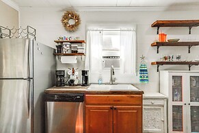 1 Mi to Beach: Colorful Cottage in Galveston!