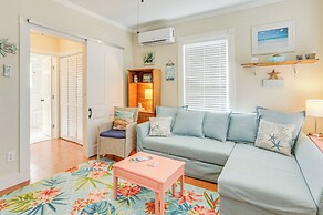 1 Mi to Beach: Colorful Cottage in Galveston!