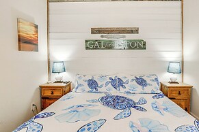 1 Mi to Beach: Colorful Cottage in Galveston!