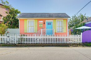 1 Mi to Beach: Colorful Cottage in Galveston!