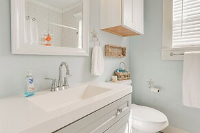 1 Mi to Beach: Colorful Cottage in Galveston!