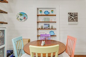 1 Mi to Beach: Colorful Cottage in Galveston!