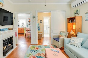 1 Mi to Beach: Colorful Cottage in Galveston!