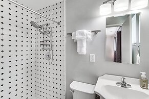 Moses Lake Retreat w/ Stunning Outdoor Oasis!