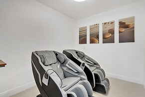 Luxury Escape: Pool, Hot Tub, Gym And More! 6 Bedroom Villa by RedAwni