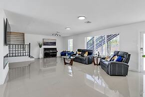 Luxury Escape: Pool, Hot Tub, Gym And More! 6 Bedroom Villa by RedAwni