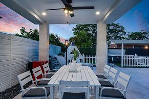 Luxury Escape: Pool, Hot Tub, Gym And More! 6 Bedroom Villa by RedAwni