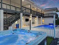 Luxury Escape: Pool, Hot Tub, Gym And More! 6 Bedroom Villa by RedAwni