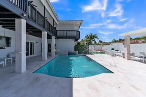 Luxury Escape: Pool, Hot Tub, Gym And More! 6 Bedroom Villa by RedAwni