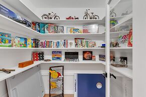 Luxury Escape: Pool, Hot Tub, Gym And More! 6 Bedroom Villa by RedAwni