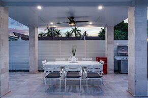 Luxury Escape: Pool, Hot Tub, Gym And More! 6 Bedroom Villa by RedAwni