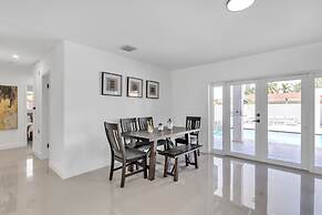 Luxury Escape: Pool, Hot Tub, Gym And More! 6 Bedroom Villa by RedAwni