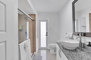 Luxury Escape: Pool, Hot Tub, Gym And More! 6 Bedroom Villa by RedAwni