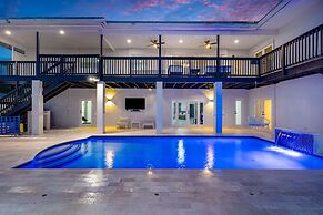 Luxury Escape: Pool, Hot Tub, Gym And More! 6 Bedroom Villa by RedAwni