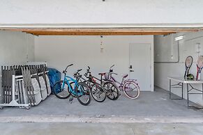 Luxury Escape: Pool, Hot Tub, Gym And More! 6 Bedroom Villa by RedAwni