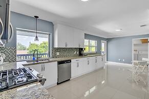 Luxury Escape: Pool, Hot Tub, Gym And More! 6 Bedroom Villa by RedAwni