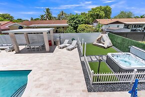 Luxury Escape: Pool, Hot Tub, Gym And More! 6 Bedroom Villa by RedAwni