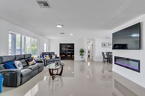 Luxury Escape: Pool, Hot Tub, Gym And More! 6 Bedroom Villa by RedAwni