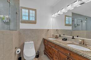 Luxury Escape: Pool, Hot Tub, Gym And More! 6 Bedroom Villa by RedAwni