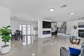 Luxury Escape: Pool, Hot Tub, Gym And More! 6 Bedroom Villa by RedAwni