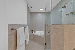 Luxury Escape: Pool, Hot Tub, Gym And More! 6 Bedroom Villa by RedAwni