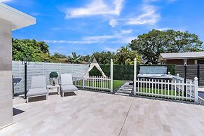 Luxury Escape: Pool, Hot Tub, Gym And More! 6 Bedroom Villa by RedAwni