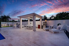 Luxury Escape: Pool, Hot Tub, Gym And More! 6 Bedroom Villa by RedAwni